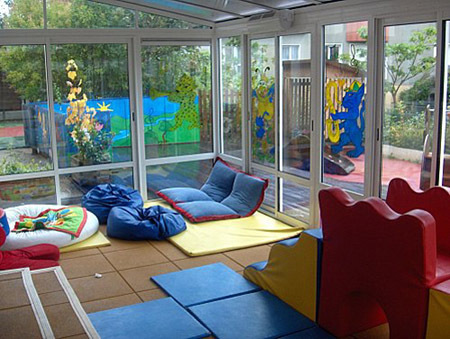 Travailler dans une crèche en portant le voile