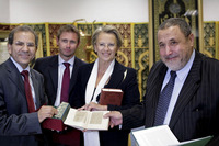 La ministre de l'intérieur Michèle Alliot-Marie, entourée de Mohammed Moussaoui, président du CFCM (à gauche) et de Khalil Merroun, recteur de la mosquée d'Evry (à droite) (photo : Lahcène Abib) La ministre de l'intérieur Michèle Alliot-Marie, entourée de Mohammed Moussaoui, président du CFCM (à gauche) et de Khalil Merroun, recteur de la mosquée d'Evry (à droite) (photo : Lahcène Abib)