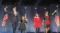 Barack Obama le 4 novembre 2008 Ã Chicago, en compagnie de sa femme Michelle et de ses filles. Barack Obama le 4 novembre 2008 Ã Chicago, en compagnie de sa femme Michelle et de ses filles.