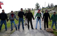Manifestation, en février 2008, marquant trois années de lutte contre le mur à Bil'in en Palestine, photo de Keren Manor Manifestation, en février 2008, marquant trois années de lutte contre le mur à Bil'in en Palestine, photo de Keren Manor