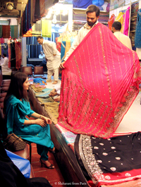 Aneela Akhtar, directrice artistique, au grand marché de tissus Saddar, à Karachi (Pakistan). Aneela Akhtar, directrice artistique, au grand marché de tissus Saddar, à Karachi (Pakistan).