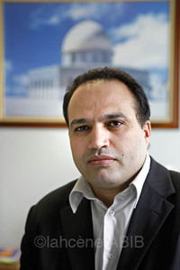 El Hassane Oufker, directeur du lycée : « Avec 23 professeurs et une dizaine de personnes à la vie scolaire et administrative, le taux d'encadrement est de 1 adulte pour 3 élèves. » El Hassane Oufker, directeur du lycée : « Avec 23 professeurs et une dizaine de personnes à la vie scolaire et administrative, le taux d'encadrement est de 1 adulte pour 3 élèves. »