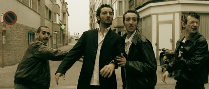 Les quatre acteurs forment une équipée délirante. De g. à dr. : Mourade Zeguendi (Mounir), Nader Boussandel (Hassan), Monir Aït Hamou (Aziz) et Julien Courbey (Franck). Les quatre acteurs forment une équipée délirante. De g. à dr. : Mourade Zeguendi (Mounir), Nader Boussandel (Hassan), Monir Aït Hamou (Aziz) et Julien Courbey (Franck).