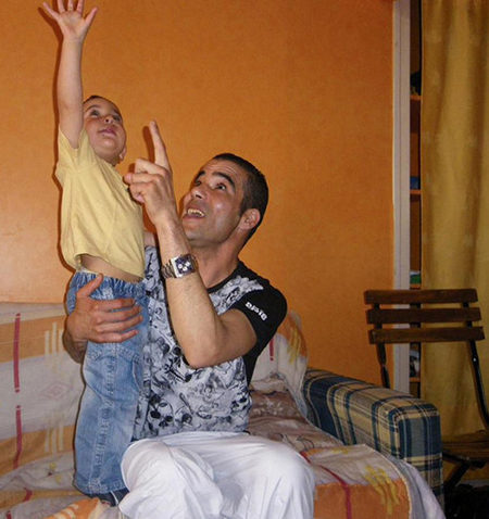 Saïd Bourarach accompagné de son fils, aujourd'hui âgé de 3 ans.