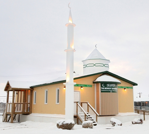 La mosquée du Grand Nord canadien, la « Midnight Sun Mosque », a été inaugurée le 10 novembre dernier, peu avant l'Aïd al-Adhâ 2010. La mosquée du Grand Nord canadien, la « Midnight Sun Mosque », a été inaugurée le 10 novembre dernier, peu avant l'Aïd al-Adhâ 2010.