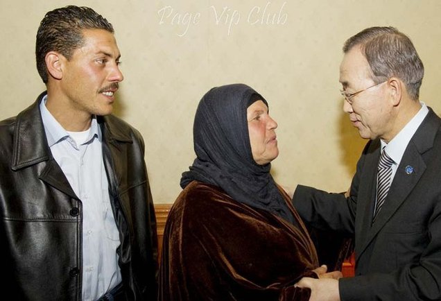 Manoubia, mère de Mohammed Bouazizi, en présence de Ban Ki-moon, Secrétaire général des Nations unies. Manoubia, mère de Mohammed Bouazizi, en présence de Ban Ki-moon, Secrétaire général des Nations unies.