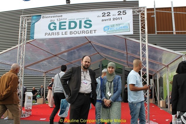 Karim Ouachek, responsable du salon GEDIS et une de ses collaboratrices Karim Ouachek, responsable du salon GEDIS et une de ses collaboratrices