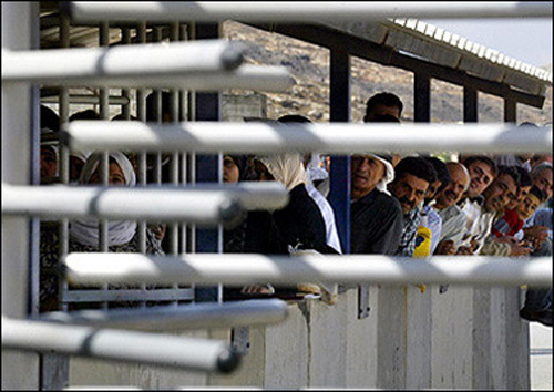 Des palestiniens au poste de frontière de Bethléem