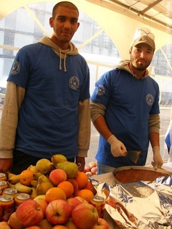 Les bénévoles du SIF distribuent les repas. Les bénévoles du SIF distribuent les repas.