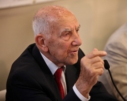 Stéphane Hessel, président du jury du Tribunal Russell pour la Palestine. Stéphane Hessel, président du jury du Tribunal Russell pour la Palestine.