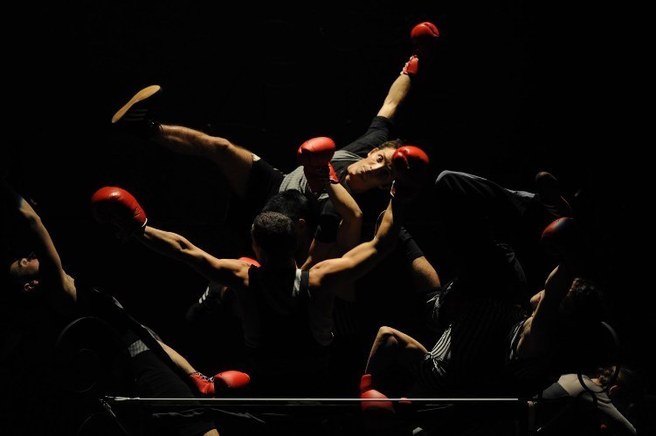 Extrait du spectacle "Boxe Boxe" de Mourad Merzouki. Extrait du spectacle "Boxe Boxe" de Mourad Merzouki.