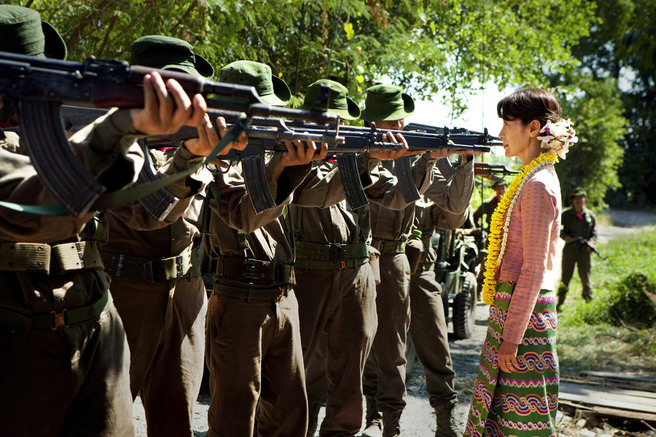 « The Lady », de Luc Besson, avec Michelle Yeoh qui incarne la militante Aung San Suu Kyi, en lutte contre la junte birmane (Photo Magali Bragard © 2011 EuropaCorp). « The Lady », de Luc Besson, avec Michelle Yeoh qui incarne la militante Aung San Suu Kyi, en lutte contre la junte birmane (Photo Magali Bragard © 2011 EuropaCorp).