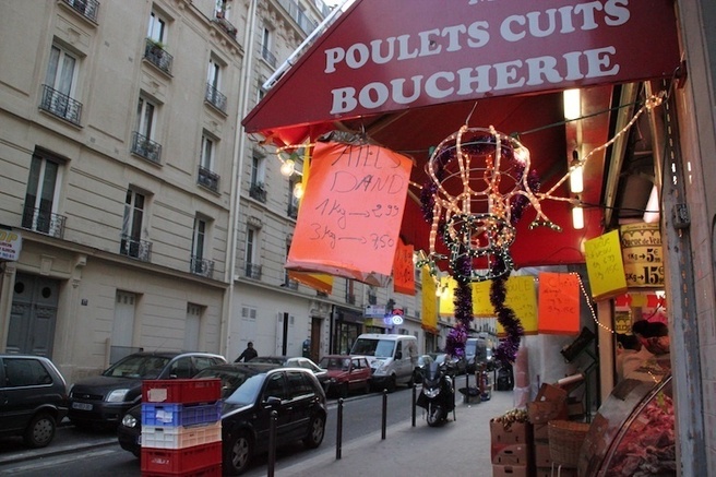 Certaines boucheries du quartier se sont mis à l'heure des fêtes de fin d'année. Certaines boucheries du quartier se sont mis à l'heure des fêtes de fin d'année.