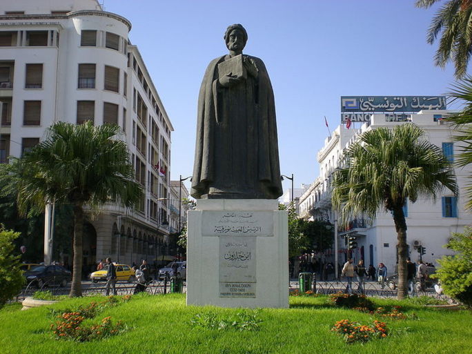 Statue d'Ibn Khaldoun, sur l'avenue habib Bourguiba, Ã Tunis. Statue d'Ibn Khaldoun, sur l'avenue habib Bourguiba, Ã Tunis.