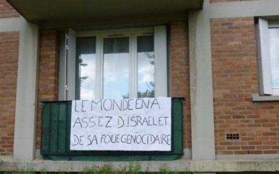 Menacé de poursuites à cause de sa banderole anti-Israël Menacé de poursuites à cause de sa banderole anti-Israël