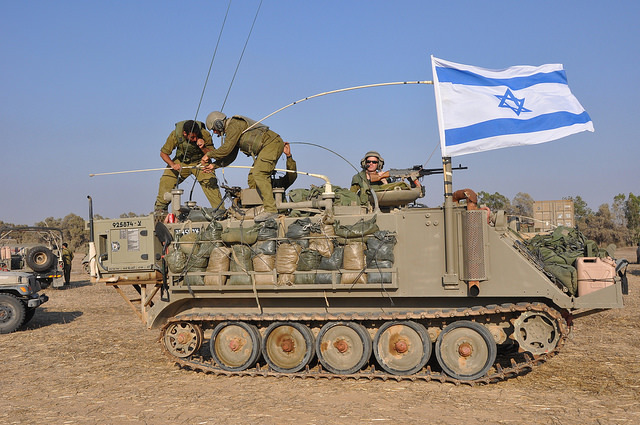 Tsahal compte environ 161 000 soldats, mais peut mobiliser 425 000 réservistes. L'armée israélienne a fait appel à 86 000 réservistes lors de l'opération « Bordure protectrice », enclenchée le 8 juillet 2014.