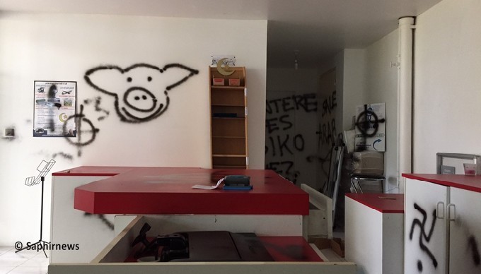 Une agence de pompes funèbres musulmanes à Orléans a été la cible d'un acte islamophobe dans la nuit du 24 au 25 octobre. Une agence de pompes funèbres musulmanes à Orléans a été la cible d'un acte islamophobe dans la nuit du 24 au 25 octobre.