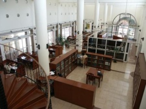 La bibliothèque Georges Chehata Anawati de l'IDEO contient plus de 160 000 ouvrages, dont plus de 20 000 textes classiques du patrimoine arabo-musulman.