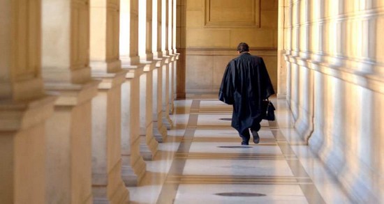 Un professeur avocat pète un câble face à une étudiante voilée Un professeur avocat pète un câble face à une étudiante voilée