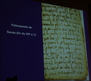 Parmi les milliers de fragments trouvés entre le toit et le plafond de la salle de prière à Sanaa, en 1973, figuraient une quarantaine de feuillets de palimpseste dont la couche d’écriture plus ancienne notait un texte différent de la vulgate.