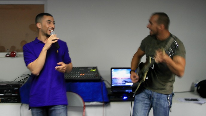 Kareem Salama et son guitariste Aristote, lors d'une rencontre le 15 juillet dernier avec des jeunes d'une association musicale à Meaux (Seine-et-Marne) (Photo : Anissa Ammoura / Saphirnews) Kareem Salama et son guitariste Aristote, lors d'une rencontre le 15 juillet dernier avec des jeunes d'une association musicale à Meaux (Seine-et-Marne) (Photo : Anissa Ammoura / Saphirnews)