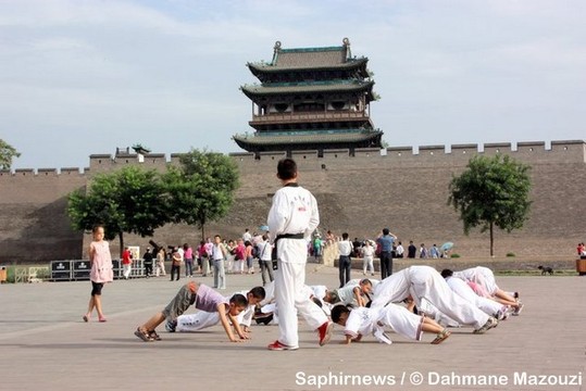 Sur la route du rail, en direction de Pingyao Sur la route du rail, en direction de Pingyao