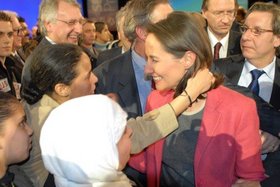 La dame blanche en plein milieu du fond de commerce des roses. La dame blanche en plein milieu du fond de commerce des roses.