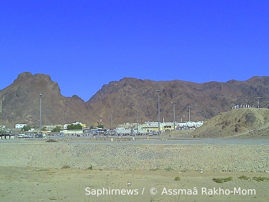 Le mont Uhud est une petite chaîne de montagne Le mont Uhud est une petite chaîne de montagne