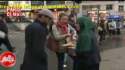 Vidéo - Un excité raciste lors d'une distribution de pains au chocolat dans Le Petit Journal - Fred-Lille.mp4