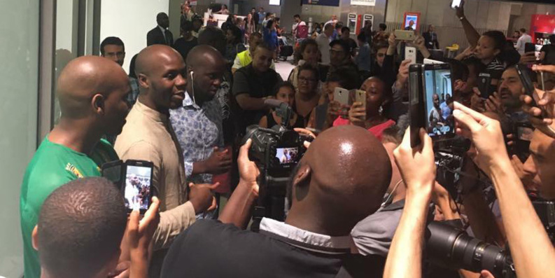 L'arrivée de Moussa Tchantchuing à l'aéroport de Roissy. Source : Facebook FreeMoussa. L'arrivée de Moussa Tchantchuing à l'aéroport de Roissy. Source : Facebook FreeMoussa.