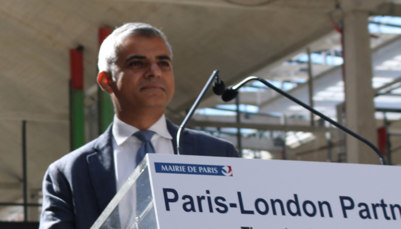 Le maire de Londres Sadiq Khan en visite à Paris, le 25 août 2016. © Saphirnews