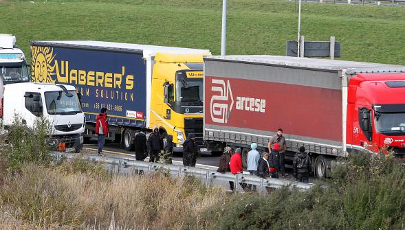 Commerçants et routiers bloquent les routes contre la « jungle » de Calais