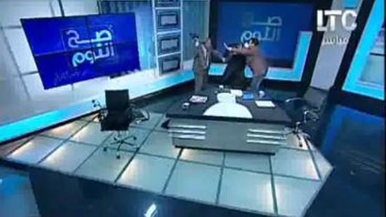 Egypte : des coups de chaussure contre un imam en plein débat télévisé (vidéo)