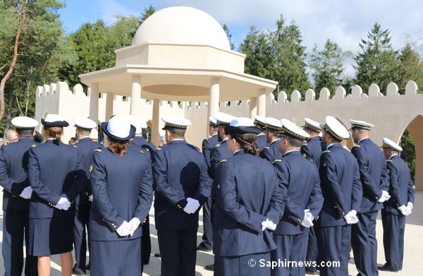 A Verdun, la plupart des aumôniers militaires musulmans arboraient leur tenue interarmées (bleue). Ces derniers sont en effet amenés à servir les quatre armées (armée de terre, armée de l’air, marine et gendarmerie). © Saphirnews.com