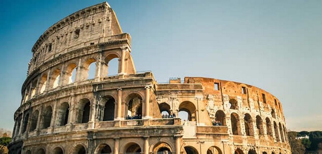 Devant le Colisée de Rome, des centaines de musulmans en prière pour manifester