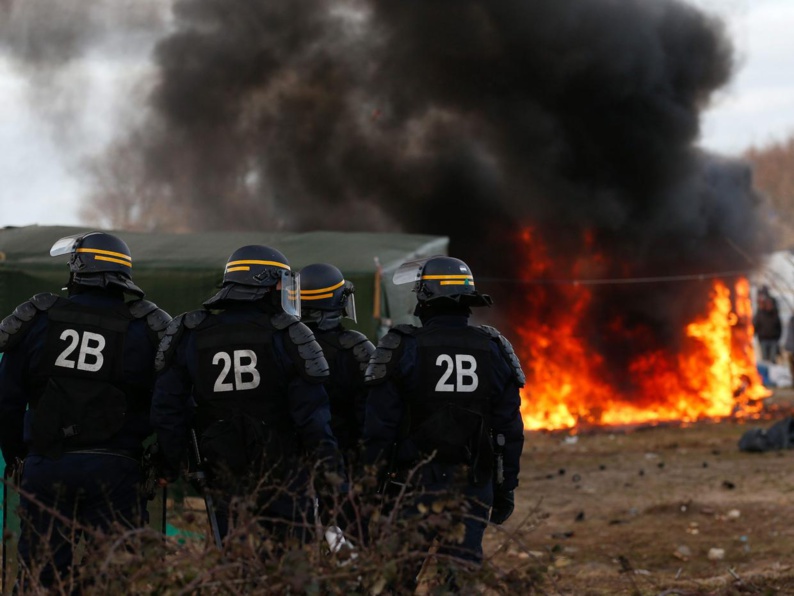 Demantèlement à Calais : entre incendies, coups de feu et tri au faciès