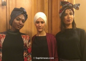 Mounira Abdi, la créatrice de la marque Niyya, entourée de deux mannequins, prêtes à participer au défilé de mode de My Foul'Art. © Saphirnews.com