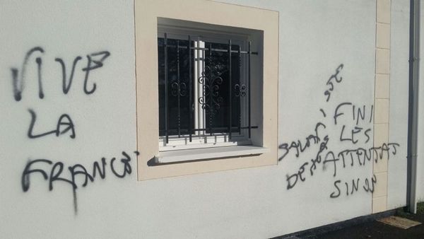 Des tags islamophobes ont été retrouvés lundi 28 novembre sur un mur de la mosquée de Mérignac.