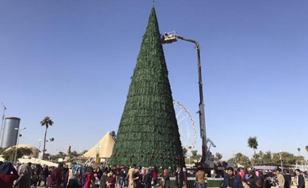 Un homme d'affaires musulman a érigé un sapin de Noël géant en solidarité aux chrétiens d'Irak.