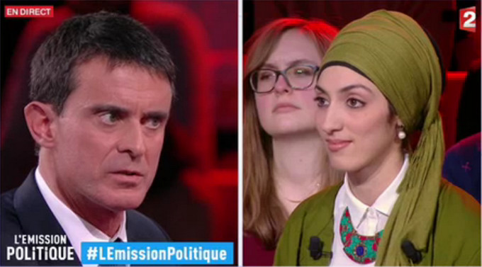 Manuel Valls face à Attika Trabelsi, une féministre musulmane qui a interpellé l'ex-Premier ministre sur la question des discriminations des femmes voilées lors d'un débat dans L'Emission politique sur France 2.