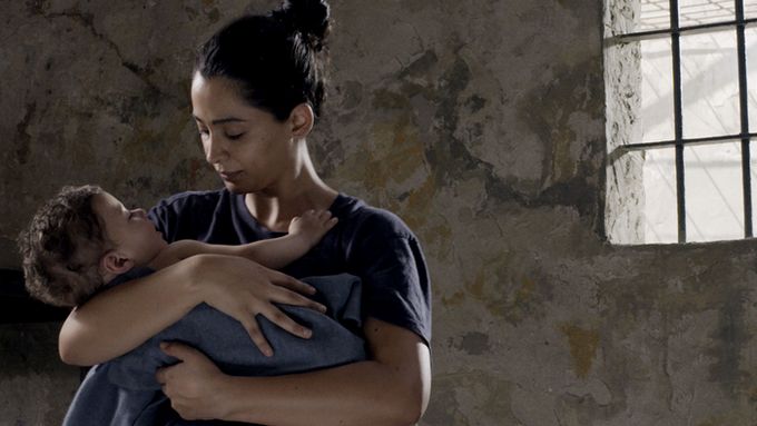 Layal, interprétée par Maisa Abd Elhadi, ici à l’image avec son fils né dans une prison en Israël © 3000 Nuits / JHR