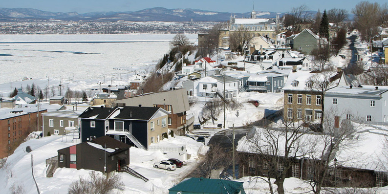 À droite, la ville de Lévis, sur le bord du fleuve Saint-Laurent. Au fond à gauche, la ville de Québec dans la Province de Québec au Canada. ©Bernard Gagnon.