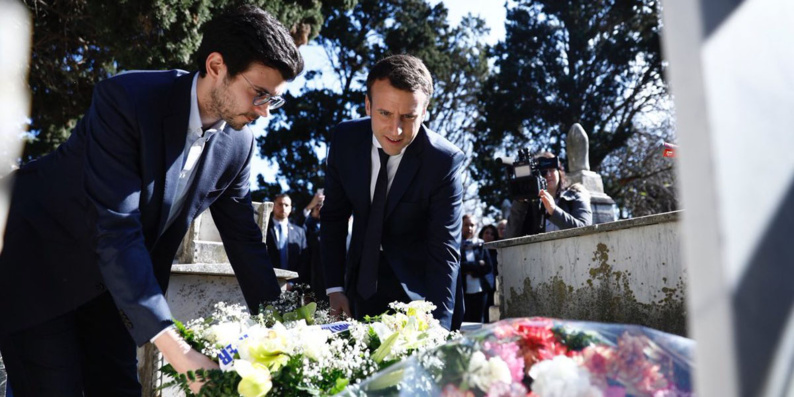 Emmanuel Macron en Algérie, déposant une gerbe de fleurs sur la tombe de Roger Hanin, comédien franco-algérien. (Twitter)