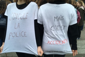 Des manifestantes devant le lycée Claude Monet, dans le 13e arrondissement de Paris.
