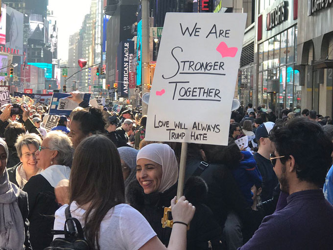 La marche #IAmAMuslimToo, protestant contre la politique anti-immigration de Donald Trump, a vu défiler plus d'un millier de manifestants dans les rues de New York, le 19 février. (photo ©imamuslimtoo)