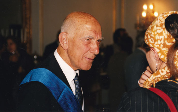 Stéphane Hessel, lors de la remise de la Légion d'honneur, en 2006.