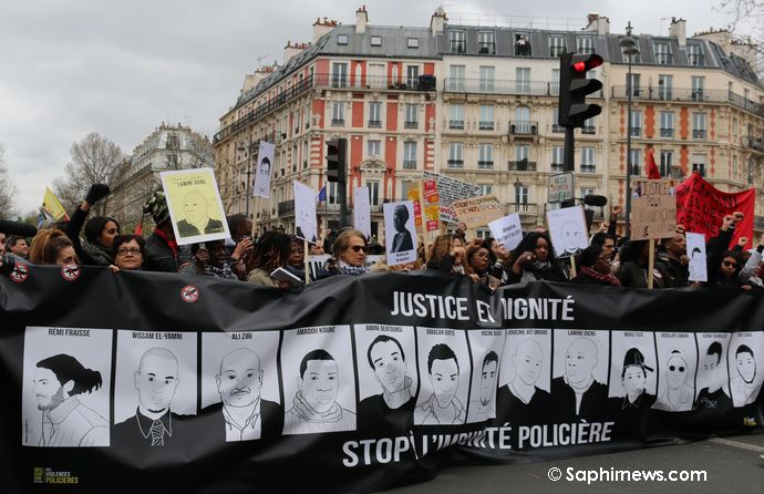 En tête de cortège de la Marche pour la justice et la dignité organisée à Paris dimanche 19 mars, les familles de victimes de violences policières étaient présentes pour dénoncer l'impunité.