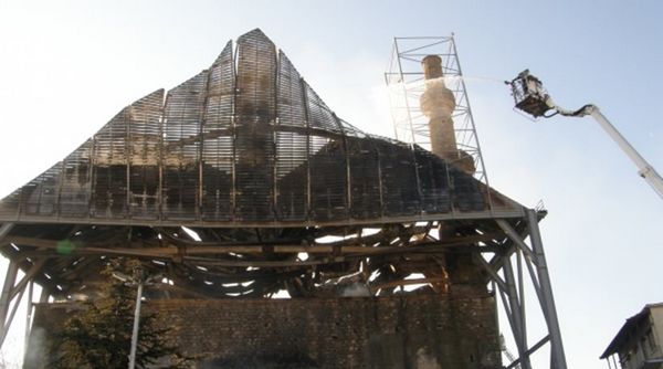 Grèce : une mosquée vieille de 600 ans ravagée par un incendie (vidéo)