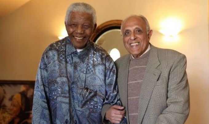 Ahmed Kathrada (à droite) aux côtés de Nelson Mandela, un de ses compagnons de lutte contre l'apartheid en 1990. © Ahmed Kathrada Foundation