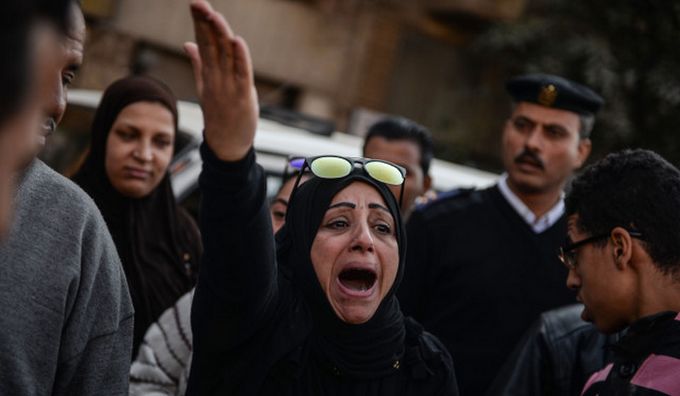 En décembre 2016, une femme égyptienne réagissant avec effroi devant une église du Caire frappée par un attentat en pleine messe. © CNS/EPA